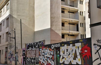 Parte posterior y portal de entrada al edificio de viviendas sociales de la calle Murillo de Valencia, acabado desde hace 10 años. 