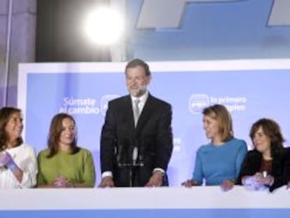 Rajoy, en el balcón de la sede central del PP tras conocer su victoria el 20-N.