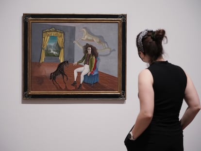 Una mujer mira el cuadro 'La posada del Caballo del Alba', autorretrato de Leonora Carrington.