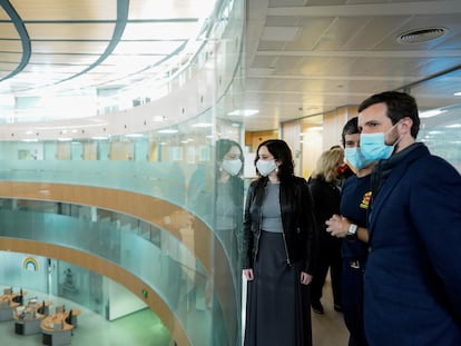 La presidenta de la Comunidad de Madrid, Isabel Díaz Ayuso, junto al presidente del PP, Pablo Casado, en su visita este martes al centro de coordinación de emergencias de Madrid 112.