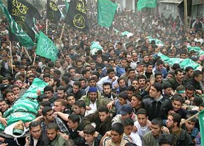 Cientos de palestinos participan en los funerales de varios hombres muertos durante los ataques del Ejército israelí en Gaza.