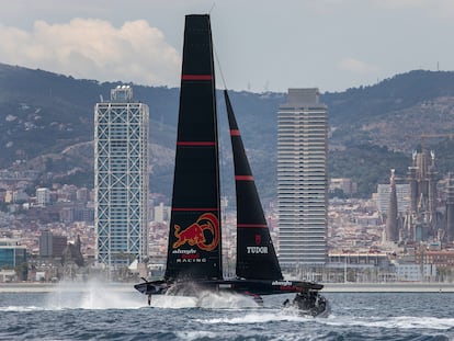 Entrenamiento del equipo suizo de Alinghi de la Copa del América ante la costa de Barcelona, en verano pasado.