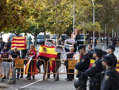 La concentración ultra y al fondo, los estudiantes, separados por policías y vallas.