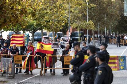 La concentración ultra y al fondo, los estudiantes, separados por policías y vallas.
