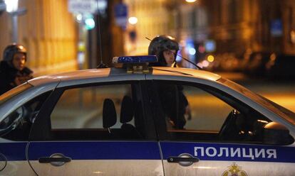 Un coche de policía junto a la plaza Lubianka el jueves, tras el ataque a la sede del FSB.