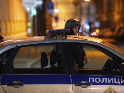 Un coche de policía junto a la plaza Lubianka el jueves, tras el ataque a la sede del FSB.