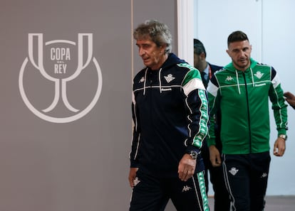 Manuel Pellegrini y Joaquín Sánchez, antes de dar la rueda de prensa oficial en el estadio de La Cartuja.