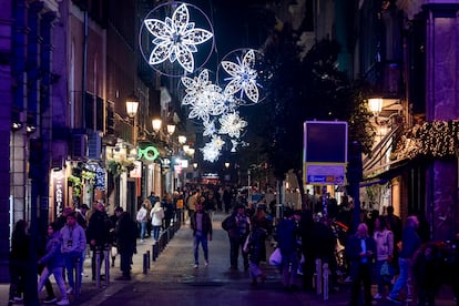 Una calle del centro de Madrid tras el encendido de las luces navideñas, este jueves. 