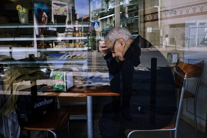 Un hombre lee el periódico en Lisboa (Portugal).