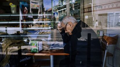 Un hombre lee el periódico en Lisboa (Portugal).