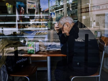 Un hombre lee el periódico en Lisboa (Portugal).