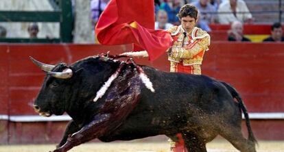 Castella, en el inicio de su faena al sexto de la tarde.