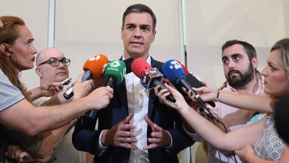 Pedro Sánchez atiende a los medios.