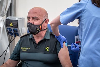 Vacunación a miembros de la Guardia Civil en Valencia.