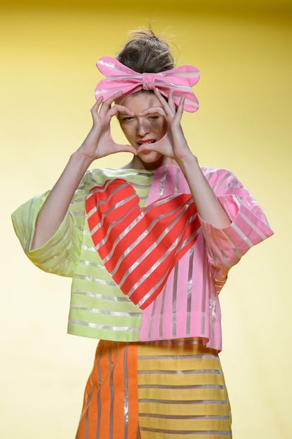 'Patchwork' de colores y acrílicos transparentes que desprenden un sentido de lo cómico en la colección primavera/verano 2016 de Agatha Ruiz de la Prada.