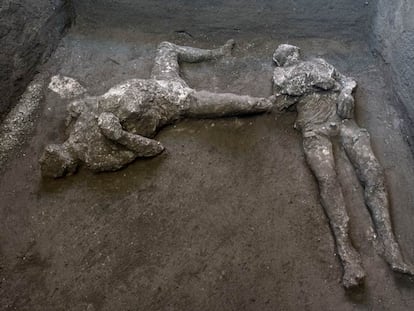 Los dos cuerpos, sorprendidos por la erupción del Vesubio en el año 79, han sido encontrados en un espacio lateral de la villa.