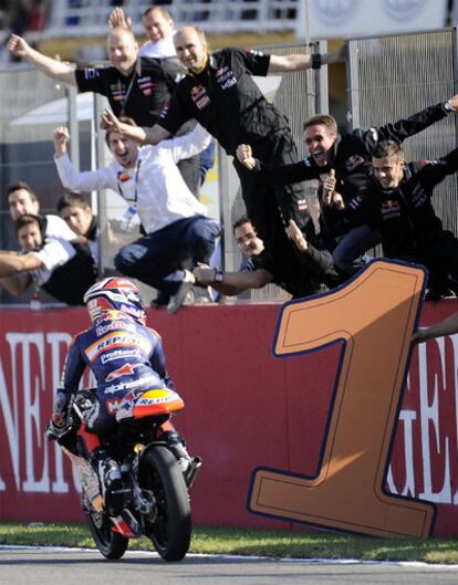 El padre de Marc Márquez, segundo por la derecha, y el resto del equipo jalean al piloto tras la carrera.