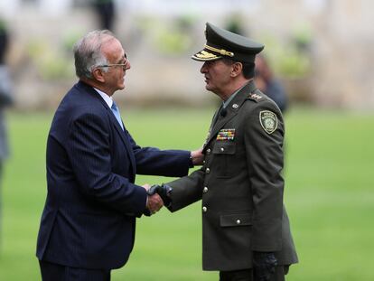 El ministro de Defensa, Iván Velásquez, saluda al nuevo director de la Policía, el general William Salamanca, en le escuela General Santander, en Bogotá, el 9 de mayo de 2023.