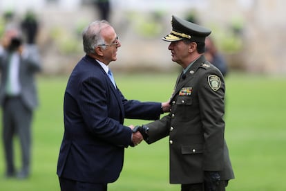 El ministro de Defensa, Iván Velásquez, saluda al nuevo director de la Policía, el general William Salamanca, en le escuela General Santander, en Bogotá