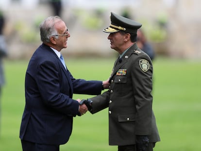 El ministro de Defensa, Iván Velásquez, saluda al nuevo director de la Policía, el general William Salamanca, en le escuela General Santander, en Bogotá, el 9 de mayo de 2023.