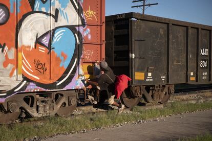 Milhares de pessoas migrantes sobem no trem conhecido como 'A Besta' a cada ano, incluídos menores sós e famílias com crianças e bebês. O número de mortes e assaltos são inúmeros e sobem continuamente, bem como a quantidade de pessoas que sofrem amputações por quedas. As violações e assassinatos a crianças e mulheres são habituais. Save the Children lembra a necessidade de proteger todas as pessoas que fogem da pobreza e a violência extrema a que se expõem à morte em seus locais de origem ou no processo migratório. Na imagem de agosto de 2018, um adolescente sobe no trem.