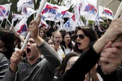 Decenas de manifestantes protestan y muestran banderas a las puertas de la sede central de la radiotelevisión pública griega, en Atenas.