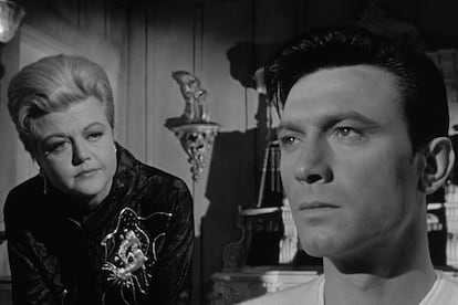 En El mensajero del miedo (1962), Angela Lansbury interpretaba a la madre de Laurence Harvey. El que una mujer pueda concebir un hijo con apenas tres años de edad (Lansbury nació en 1925, y Harvey, en 1928) es un misterio que no resuelve ni Jessica Fletcher.