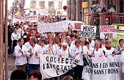 La manifestación de los carniceros a su paso por la calle de Jaume I.