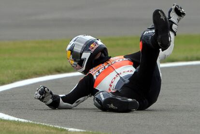 Dani Pedrosa se cae en Silverstone.