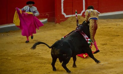 El diestro Jos&eacute; Tom&aacute;s es corneado por el quinto toro de la tarde durante la corrida de la Feria del Corpus en Granada. 