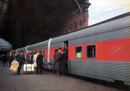 Modelo de Talgo III, que se retiró de las vías en 2009, tras 45 años en funcionamiento. Fue el primer tren que consiguió circular en España a 200 kilómetros por hora. Ocurrió en junio de 1966, durante las pruebas del trayecto entre Sevilla y Los Rosales.