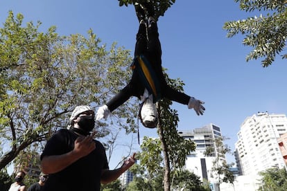 Decenas de personas participan en una protesta contra el presidente Jair Bolsonaro, en São Paulo (Brasil).