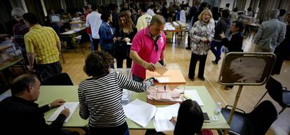 Ciudadanos votando en el colegio Arturo Soria de Madrid.