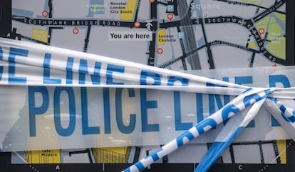 Cintas policiales en un puente de Londres.