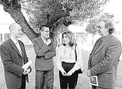 Josep Cervelló, presidente del congreso de egiptólogos (izquierda), con los directores de tres misiones: Francesca Berenguer (Napata, Sudán), Mari Carmen Pérez Díe (Heracleópolis) y Josep Padró (Orrixinco).