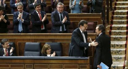 Mariano Rajoy felicita al portavoz del PP, Rafael Hernando, al término de su intervención en la segunda jornada del debate del estado de la nación.