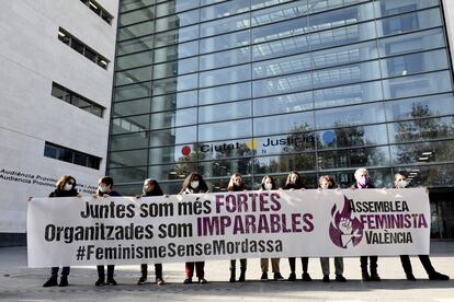 Un grupo de activistas de la Assemblea Feminista de València ante los juzgados donde se llevan a cabo los juicios por los piquetes informativos de las huelgas del 8M en Valencia los años 2018 y 2019.