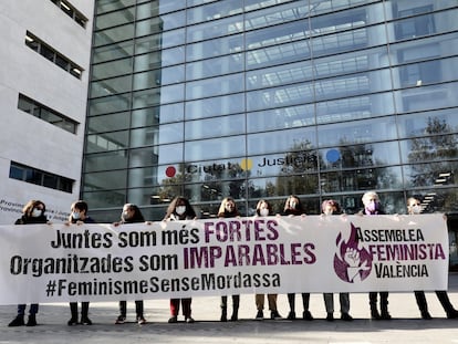 Un grupo de activistas de la Assemblea Feminista de València ante los juzgados donde se llevan a cabo los juicios por los piquetes informativos de las huelgas del 8M en Valencia los años 2018 y 2019.