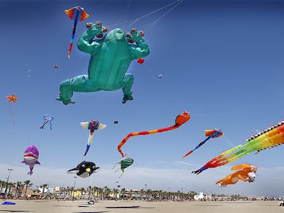Cientos de cometas, <i>milotxas</i> o <i>catxirulos</i>, que salpicaron el cielo del litoral valenciano