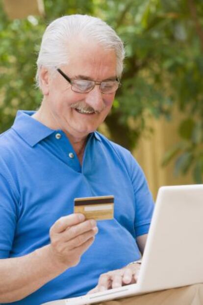 Un jubilado estadounidense compra en Internet.