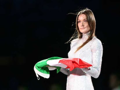 Bruni lleva la bandera italiana en la apertura de los Juegos de 2006 de Turín.