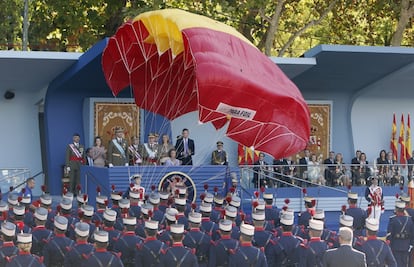 Un paracaidista, ante el estrado de las autoridades en Cibeles.