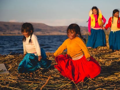 Un grupo de niñas de la comunidad Uros Titino juega a orillas del Lago Titicaca, a 14 kilómetros de la ciudad de Puno (Perú).