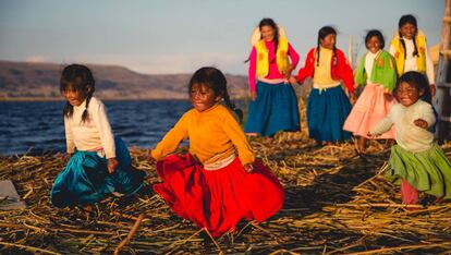 Un grupo de niñas de la comunidad Uros Titino juega a orillas del Lago Titicaca, a 14 kilómetros de la ciudad de Puno (Perú).