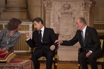 El rey Juan Carlos y la Reina Sofía conversan con el presidente francés antes de la ceremonia.