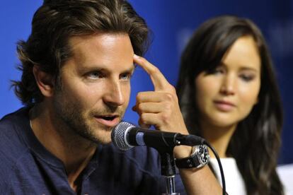 El actor estadounidense Bradley Cooper y la actriz Jennifer Lawrence asisten a una rueda de prensa de la película 'Silver Linings Playbook' en el Festival de Cine de Toronto, el pasado domingo.