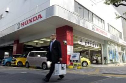 Un viandante pasa delante de un concesionario de Honda en Tokio (Japn). EFE/Archivo