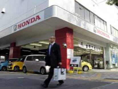 Un viandante pasa delante de un concesionario de Honda en Tokio (Japón). EFE/Archivo
