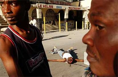 Un hombre yace muerto en una calle de Saint Marc, unos 50 kilómetros al oeste de Puerto Príncipe.