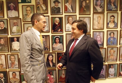 El director artstico de la ABAO (izquierda), Jean Paul Laka, junto al director de la institucin, Juan Carlos Matellanes, momentos antes de la presentacin de la programacin de pera de la temporada 2010/2011.